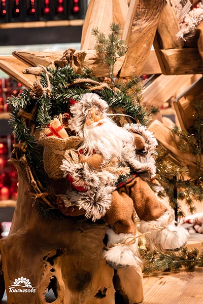 Père Noël de la fôret en habits chauds de laine et de fourrure